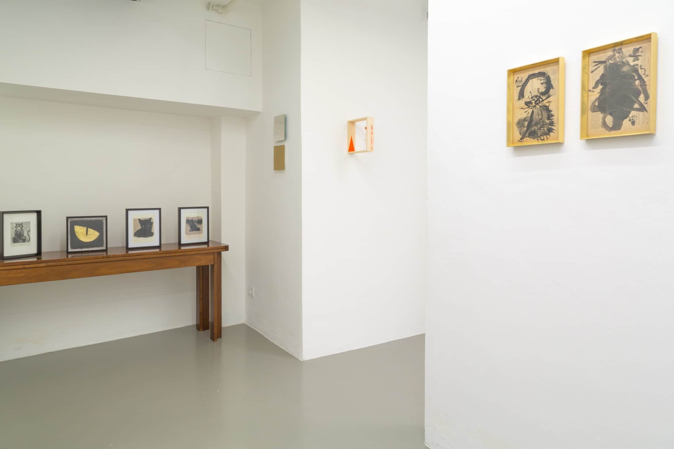 Lo spazio espositivo al piano inferiore durante un allestimento