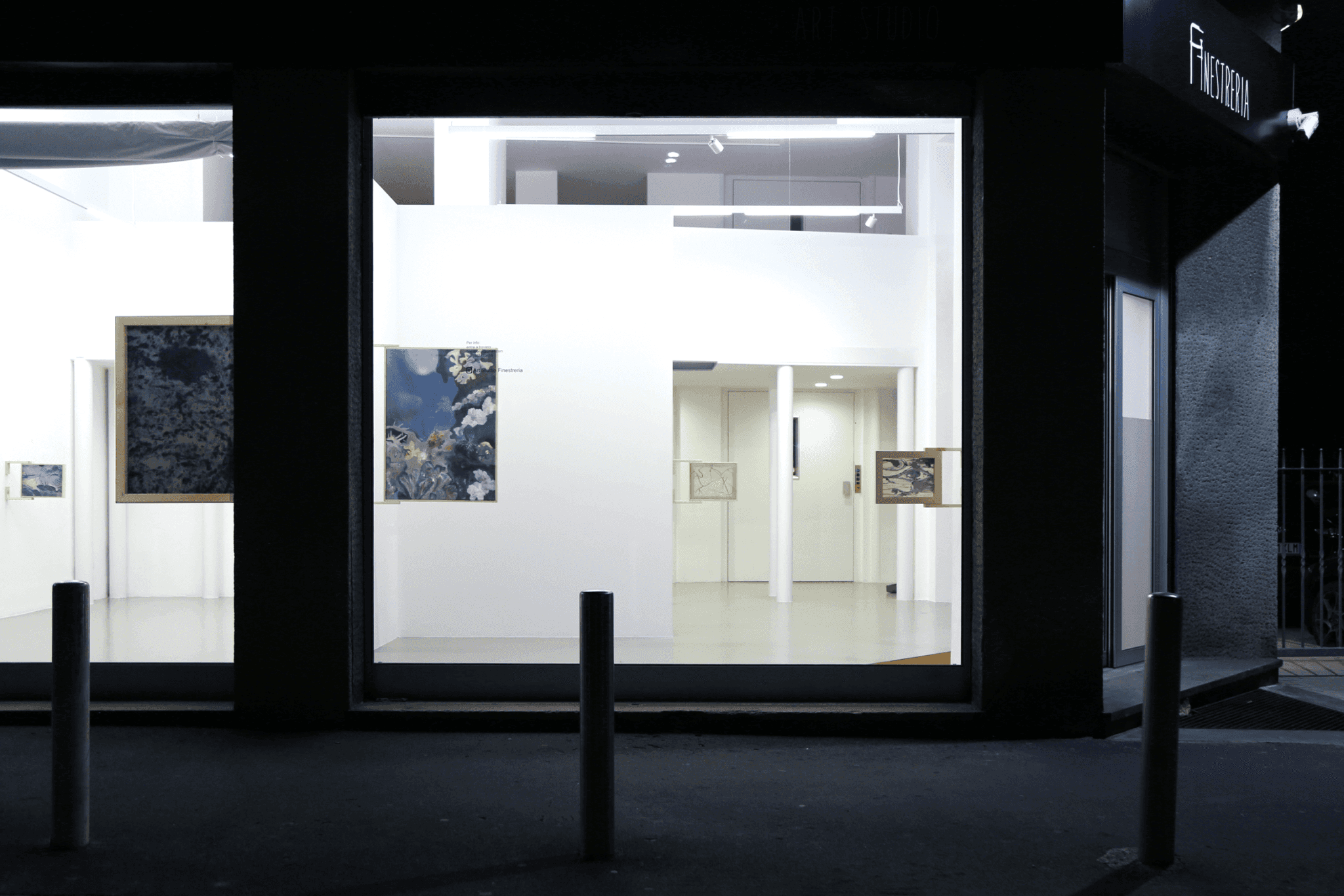 Le vetrine della galleria durante la mostra Immersione aerosa