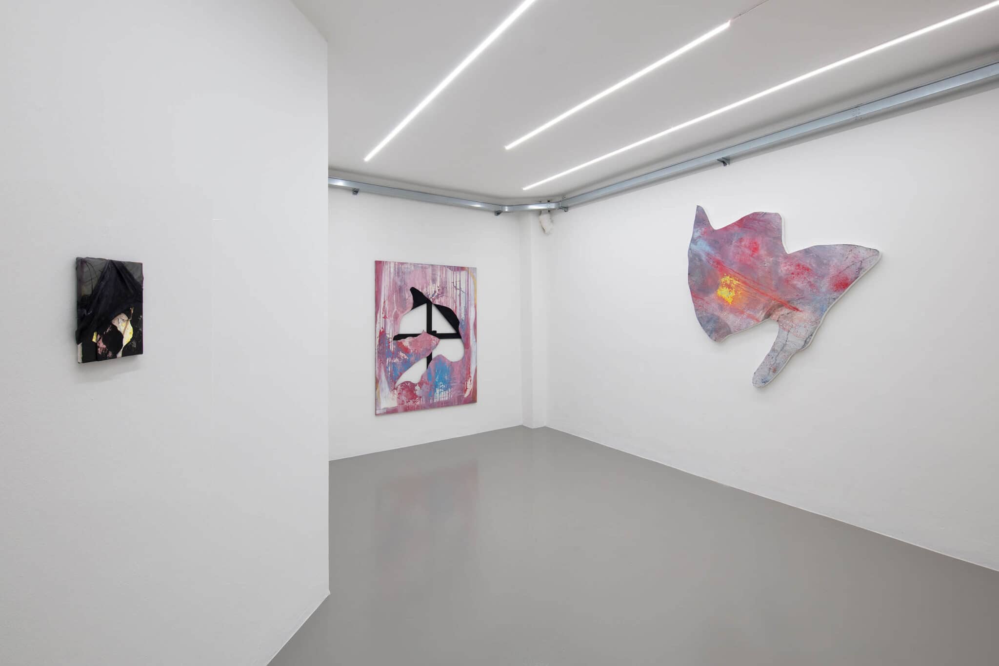 Allestimento di Lara Ilaria Braconi al piano inferiore della galleria