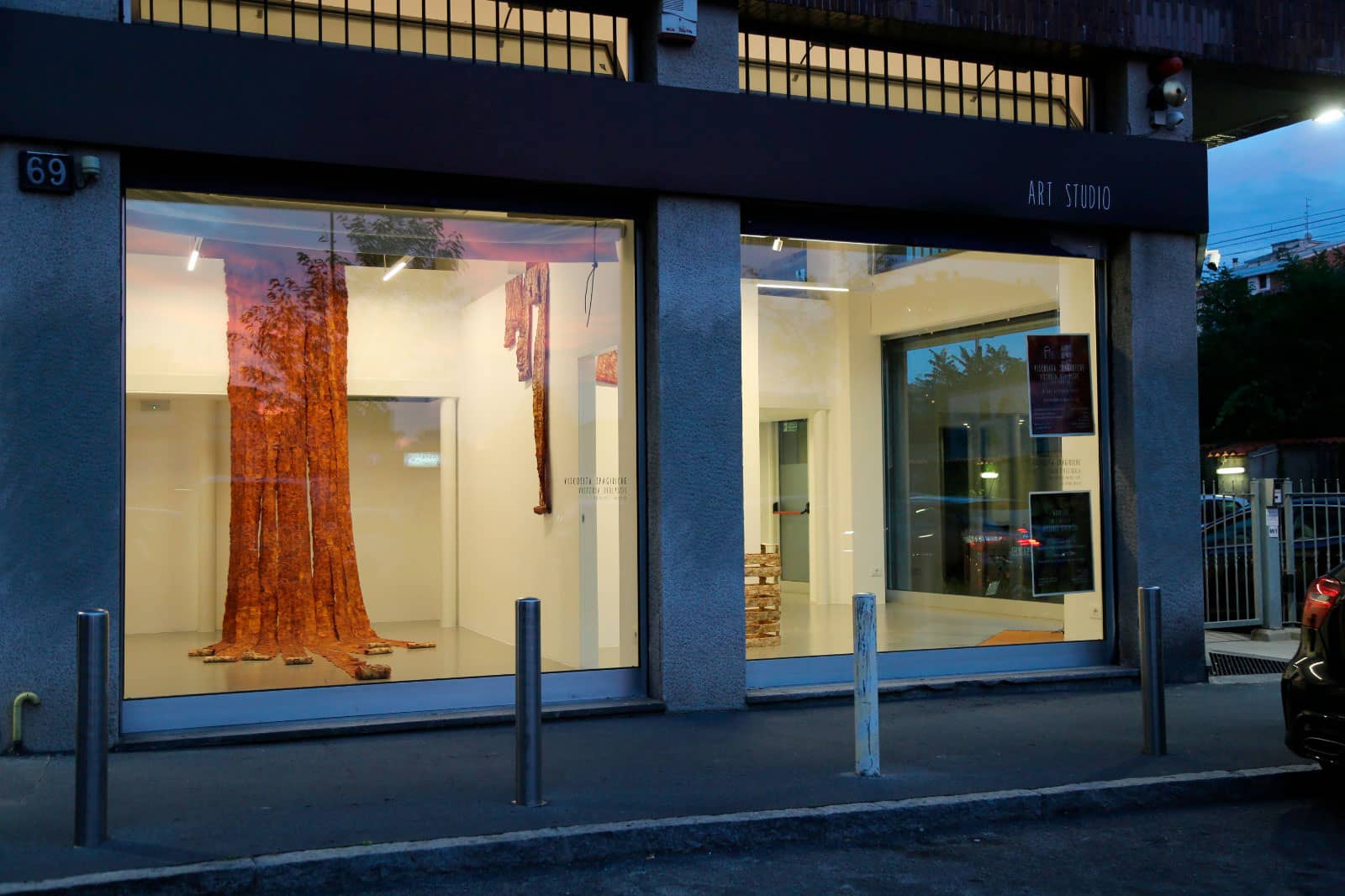 Vista interna della mostra di Victoria DeBlassie