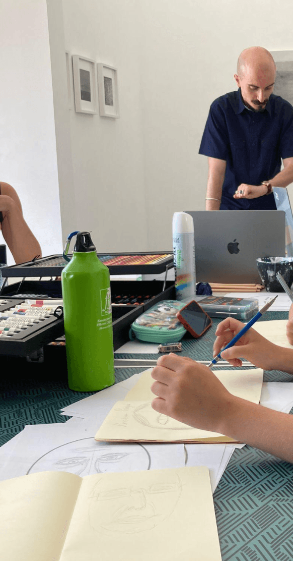 Una partecipante disegna su un taccuino durante il workshop