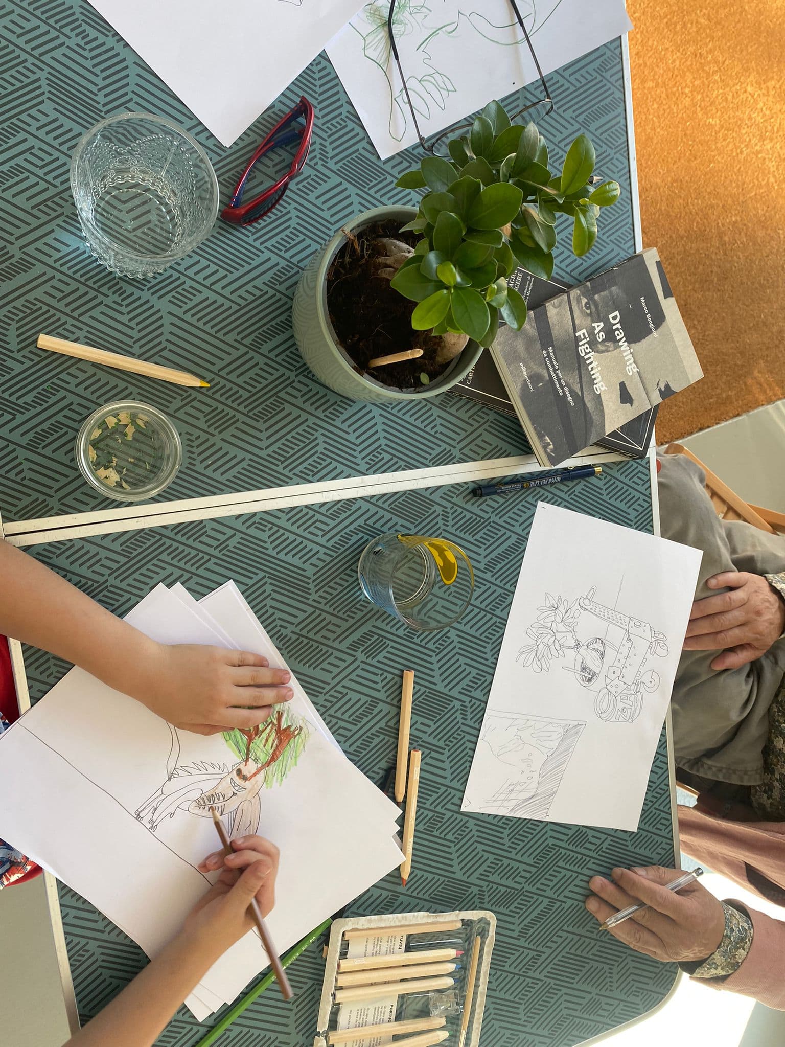 Mani, taccuini e disegni visti dall’alto