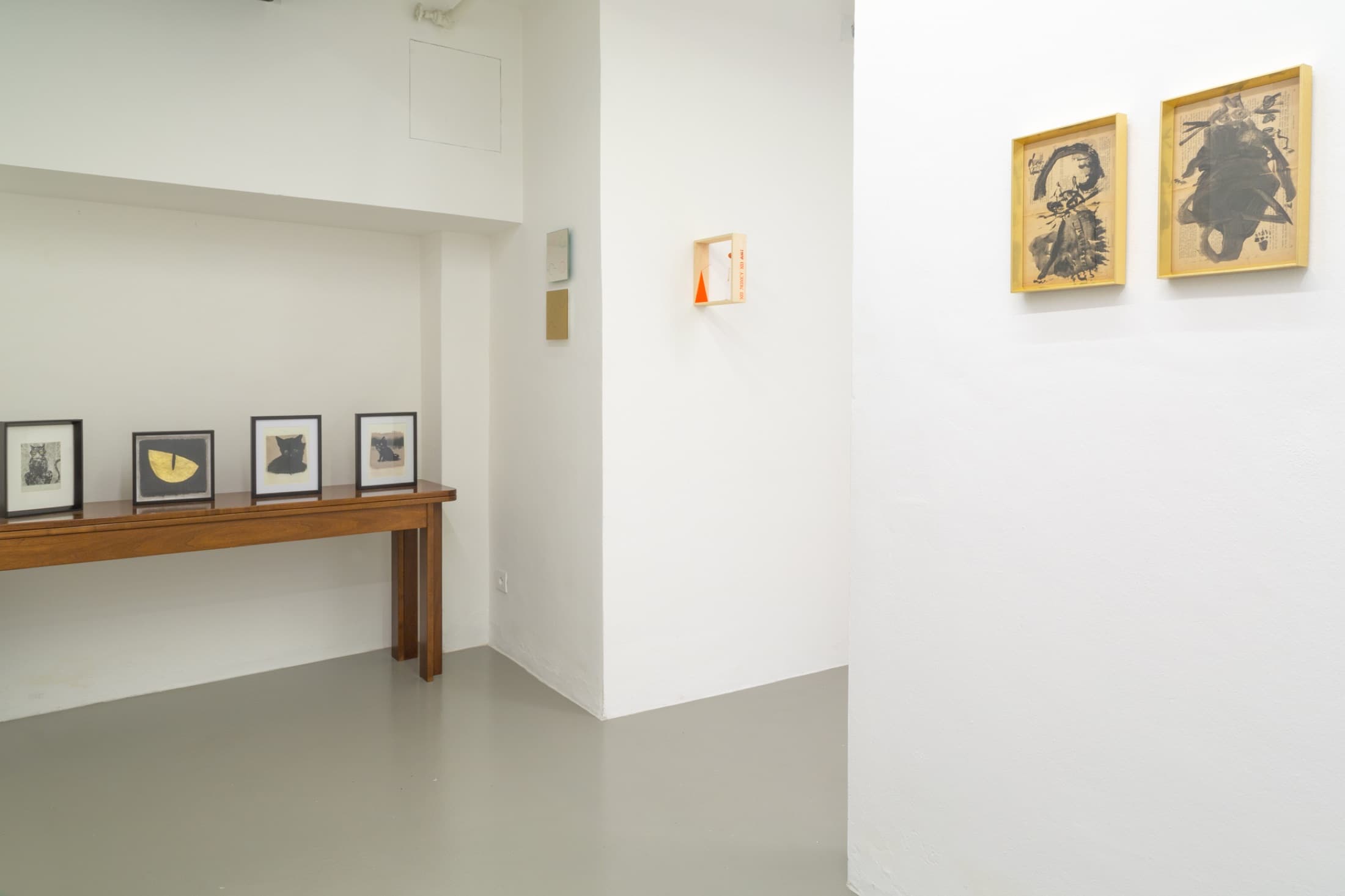 Una mostra allestita nel piano inferiore di Art Gallery Finestreria