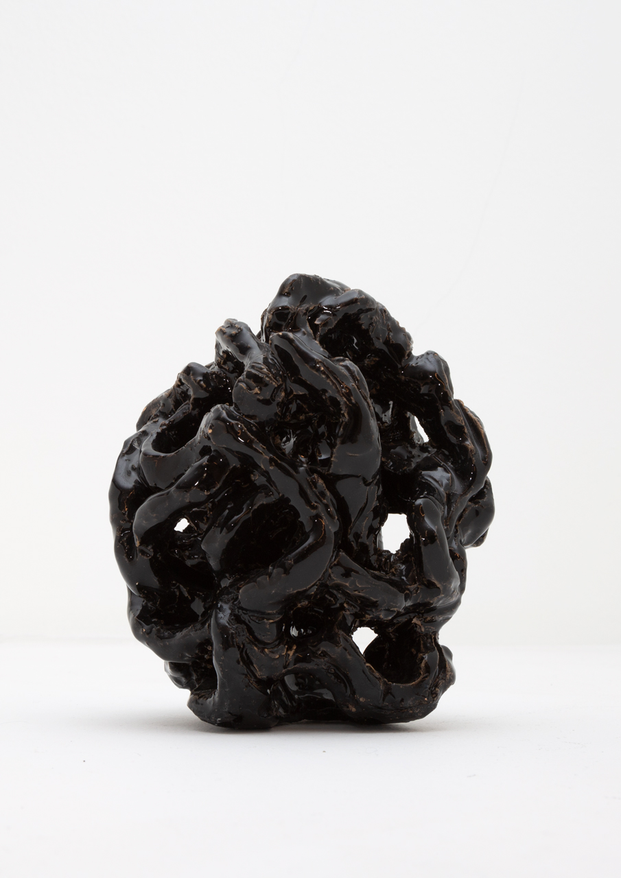 Opera d'arte unica di Luisa Elia dal titolo Nodi. La ceramica è arte contemporanea