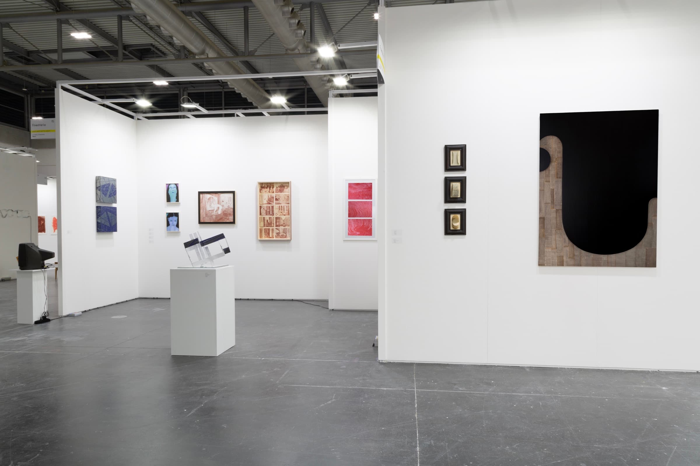 Visitatori in uno spazio dedicato all’arte contemporanea