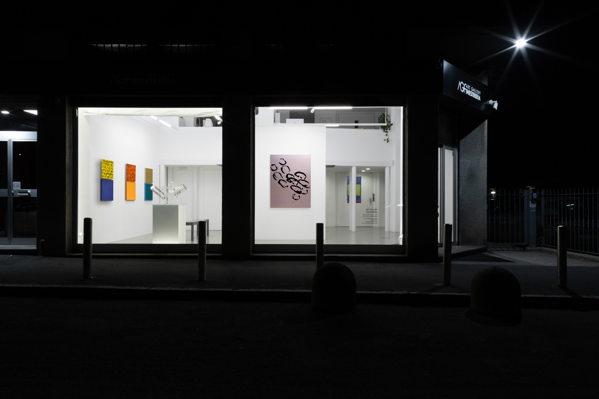 Veduta della mostra Risonanze metalliche presso Art Gallery Finestreria